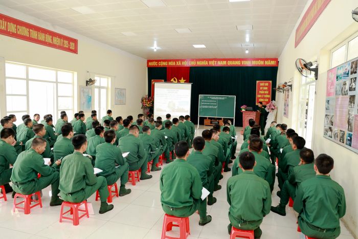 Tại Trung đoàn 254, Bộ Chỉ huy Quân sự tỉnh Lào Cai, công tác giáo dục truyền thống được triển khai bài bản ngay từ những ngày đầu tiếp nhận chiến sĩ mới.