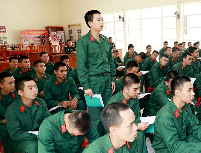 Các chiến sĩ mới được học tập, giáo dục lý tưởng cách mạng qua truyền thống của đơn vị, của dân tộc, của Đảng; lịch sử hình thành, phát triển của lực lượng vũ trang.