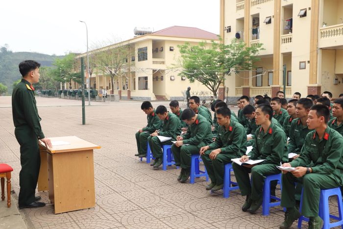 Sư đoàn 355 còn chú trọng đổi mới phương pháp giáo dục truyền thống.