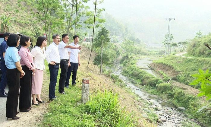 Đoàn khảo sát thực tế hạ tầng, định hướng phát triển tại xã Bản Xèo.