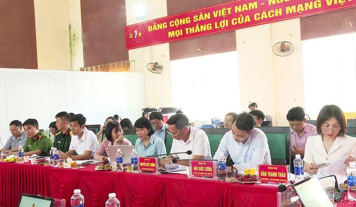 Đại biểu xã Bản Xèo tham dự buổi làm việc.