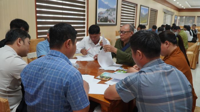 Học viên tham gia thảo luận nhóm.