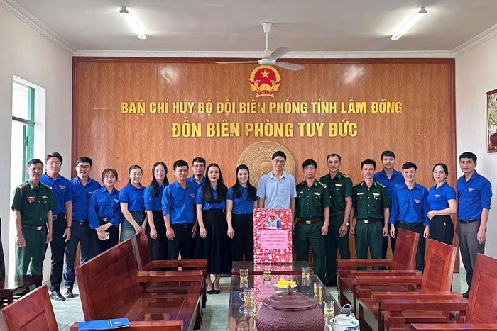 Thăm, tặng quà Đồn Biên phòng Tuy Đức, Ban Chỉ huy Bộ đội Biên phòng tỉnh Lâm Đồng trong khuôn khổ chương trình