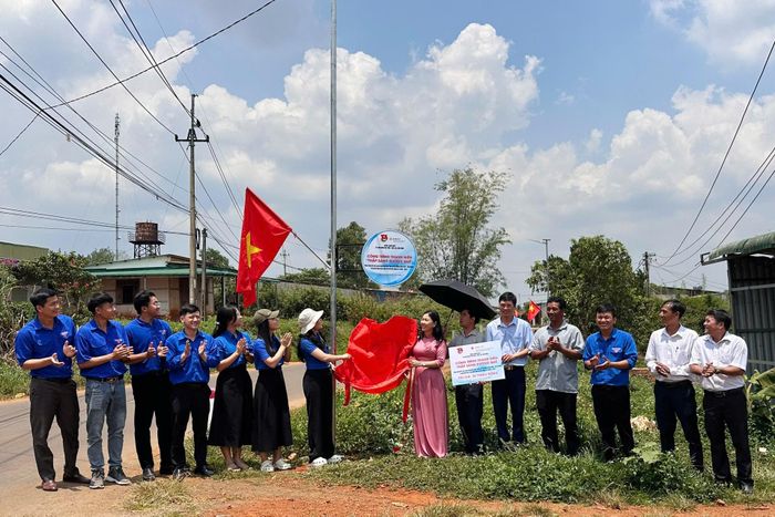 Khánh thành công trình thanh niên "Thắp sáng đường quê" dài 700m tại bon Bu Boong, xã Tuy Đức