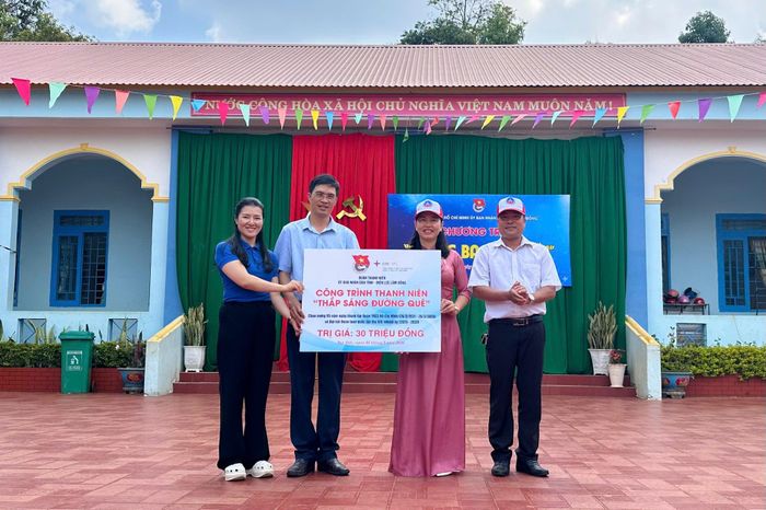 Trao tặng công trình thanh niên "Thắp sáng đường quê" cho xã Tuy Đức