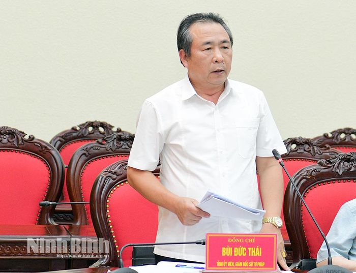 Đồng chí Bùi Đức Thái, Tỉnh ủy viên, Giám đốc Sở Tư pháp phát biểu tại hội nghị.