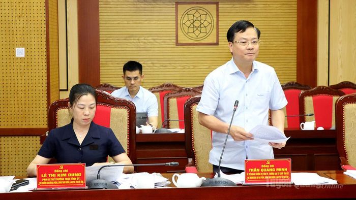 Trưởng Ban Tổ chức Tỉnh ủy Trần Quang Minh thảo luận tại phiên họp.