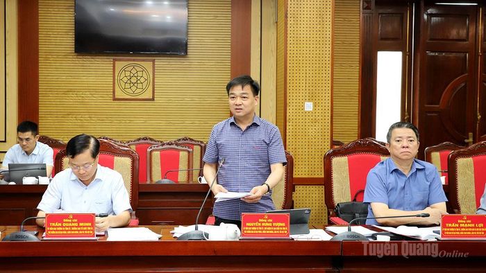 Chủ nhiệm UBKT Tỉnh ủy Nguyễn Hưng Vượng thảo luận tại phiên họp.