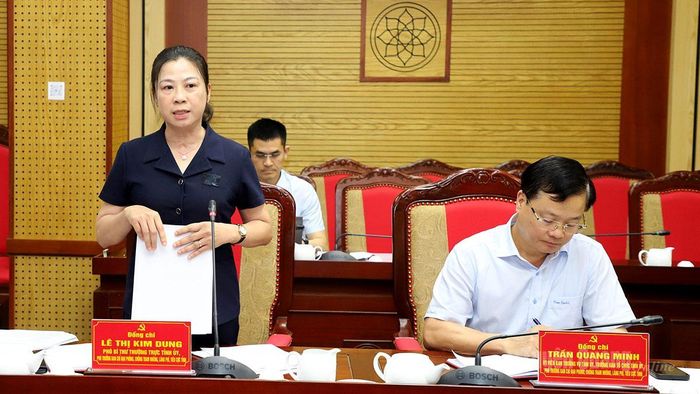Phó Bí thư Thường trực Tỉnh ủy Lê Thị Kim Dung thảo luận tại phiên họp.
