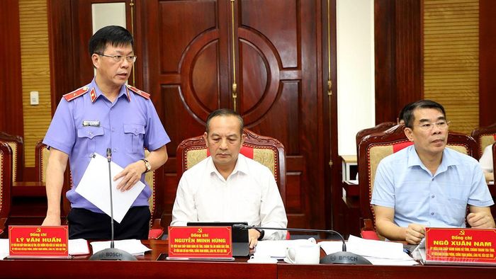 Viện trưởng Viện Kiểm sát Nhân dân tỉnh Lý Văn Huấn thảo luận tại phiên họp.