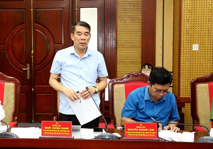 Chánh Thanh tra tỉnh Ngô Xuân Nam thảo luận tại phiên họp.