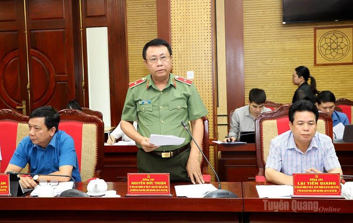 Giám đốc Công an tỉnh Nguyễn Đức Thuận thảo luận tại phiên họp.