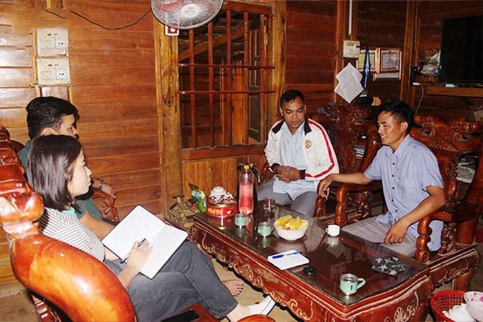 Cán bộ xã Na Mèo (Quan Sơn) bám sát địa bàn, nắm bắt tâm tư, nguyện vọng của người dân bản Ché Lầu, Thanh Hóa. Nguồn: baothanhhoa.vn