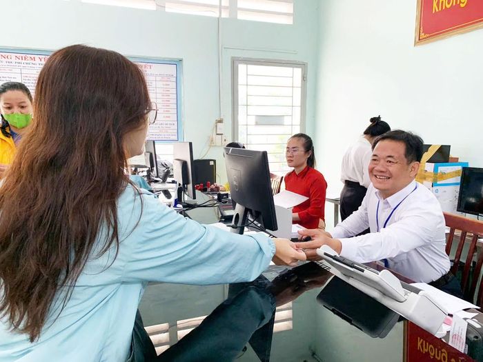 Cán bộ phường Hiệp Bình, TP. Hồ Chí Minh niềm nở đón người dân đến làm thủ tục hành chính. Nguồn: plo.vn
