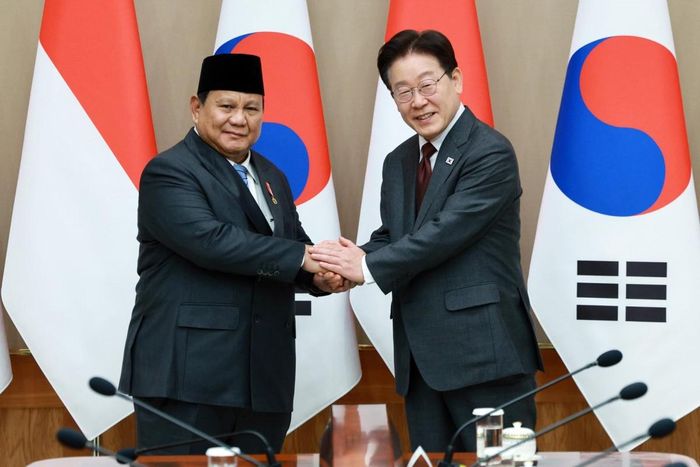 Tổng thống Indonesia Prabowo Subianto (trái) và người đồng cấp Hàn Quốc Lee Jae Myung tại Phủ Tổng thống Hàn Quốc, Seoul, ngày 1/4. Ảnh: Yonhap