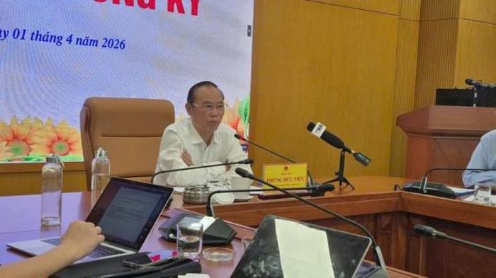 Thứ trưởng Phùng Đức Tiến trao đổi với báo chí tại họp báo. Ảnh: AH