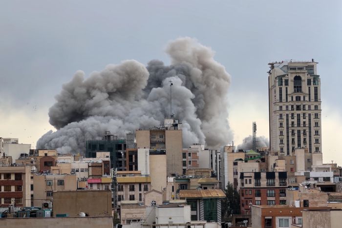 Khói bốc lên sau một cuộc tấn công ở Tehran, Iran, ngày 2/3. (Ảnh AP)