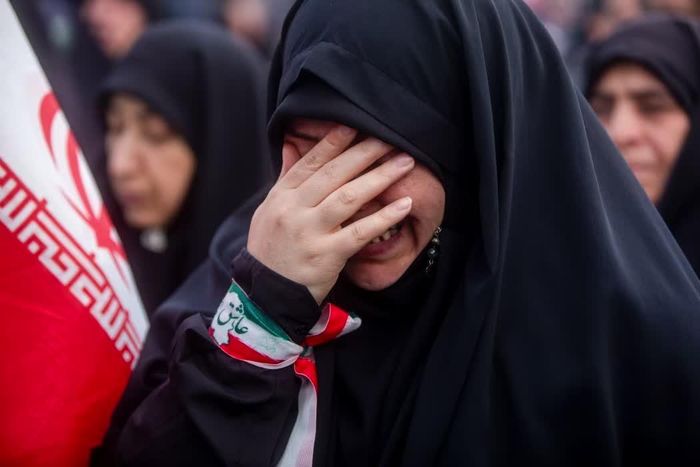  Hàng nghìn người Iran đã đổ về thủ đô Tehran ngày 1-4 để tham dự lễ tang 'kiến trúc sư trưởng eo biển Hormuz'. Ảnh: Al Jazeera. 