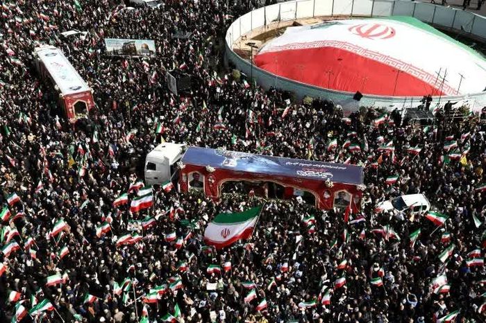  Người dân Iran đã xuống đường kỷ niệm ngày trưng cầu dân ý thành lập Cộng hòa Hồi giáo. Ảnh: Reuters. 