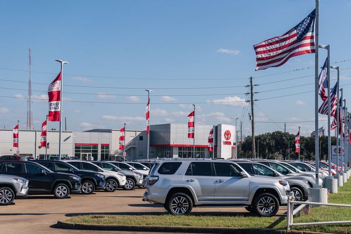  Toyota cho biết sẽ ra mắt ít nhất 3 mẫu EV tại Mỹ trong năm nay. Mặc dù không còn được trợ cấp như trước, lãnh đạo thương hiệu này tin rằng việc giá xăng tăng cao có thể khiến khách hàng chuyển qua xe thuần điện. 