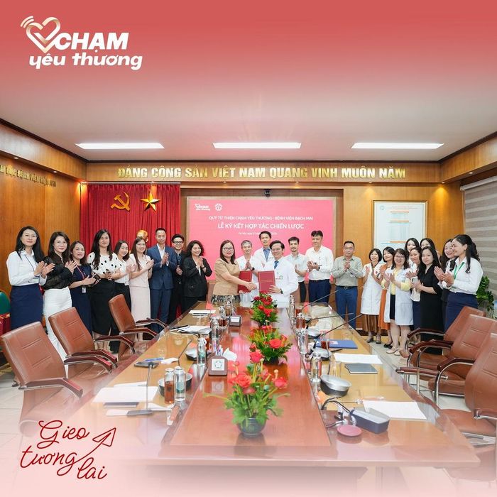 Lễ ký kết thỏa thuận hợp tác giữa Bệnh viện Bạch Mai với Quỹ Chạm Yêu Thương. Ảnh: Chạm Yêu Thương