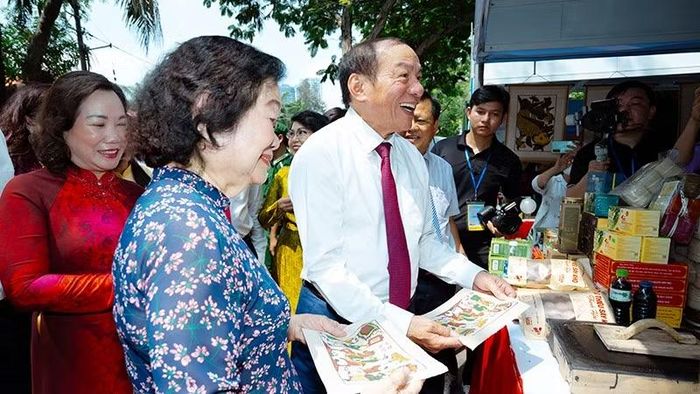 Các đại biểu tham quan gian hàng. (Ảnh: Sở Du lịch Thành phố Hồ Chí Minh)
