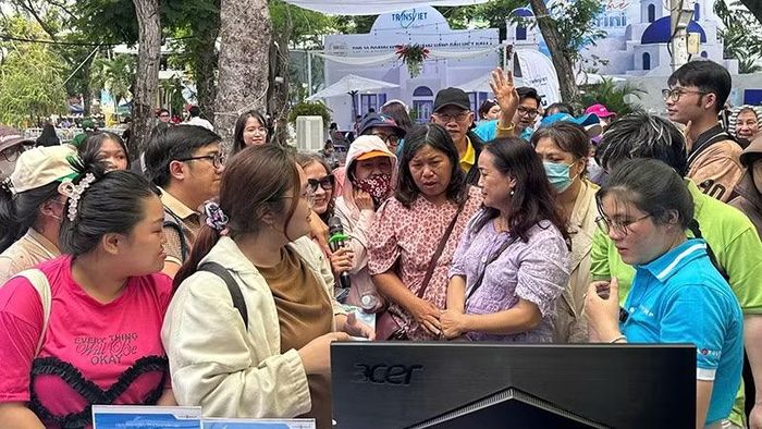 Khách tham quan tìm hiểu các tour trong ngày khai mạc.(Ảnh: VinaGroup)