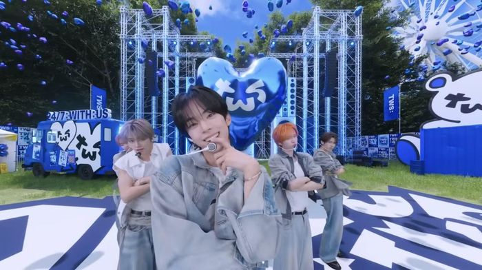 Nhóm nhạc nam TWS trình diễn ca khúc "Overdrive" trong concert "RUSH ROAD" của nhóm dưới dạng thực tế ảo. Theo Pledis Entertainment, "RUSH ROAD" được thiết kế xoay quanh chủ đề "tuổi trẻ năng động", cho phép người xem cảm thấy như đang tham gia vào hành trình biểu diễn của TWS chứ không chỉ đơn thuần là xem. Với giá vé 33.000 won (khoảng gần 600.000 đồng), hình thức này cũng là một lựa chọn dễ tiếp cận hơn so với các buổi hòa nhạc trực tiếp ngày càng cạnh tranh và đắt đỏ.