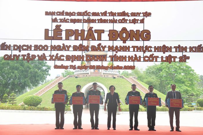  Phó Thủ tướng Phạm Thị Thanh Trà tặng quà các đơn vị tại lễ phát động 