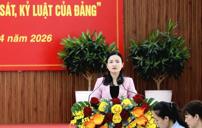 Bí thư Đảng ủy xã Hóc Môn Lê Thị Ngọc Thanh phát biểu tại hội nghị