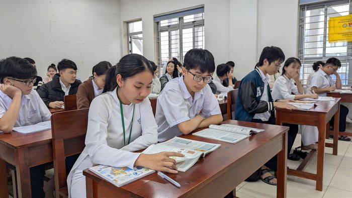  Việc đảm bảo trường lớp cho bậc học THPT hiện nay là một khó khăn lớn đối với nhiều địa phương. Ảnh XUÂN QUỲNH 