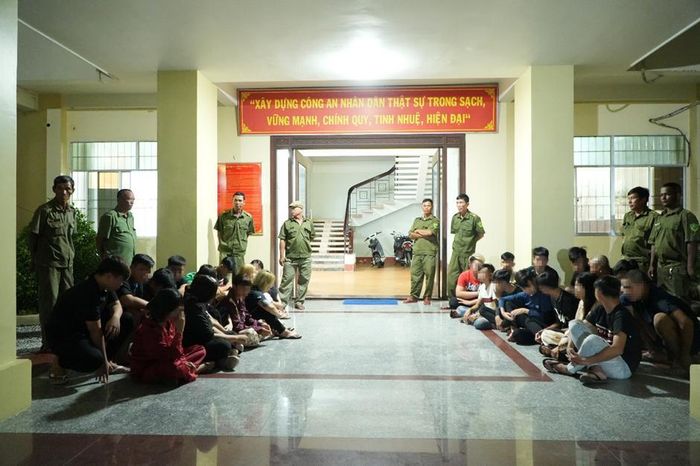 Các đối tượng tại Công an phường Sóc Trăng. (Ảnh: Công an TP. Cần Thơ)