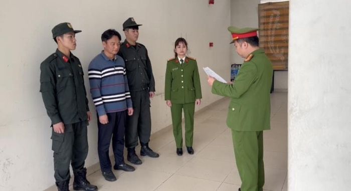 Cơ quan CSĐT Bộ Công an đọc lệnh khởi tố, bắt tạm giam đối với bị can trong vụ án.