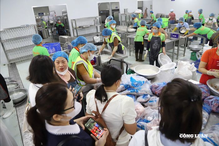 Không chỉ kiểm tra trực tiếp, phụ huynh còn theo dõi phản hồi từ chính học sinh.