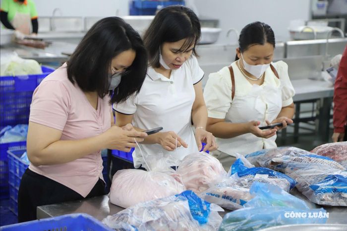 Theo chị Châm, điều quan trọng không chỉ là kiểm tra một lần, mà cần duy trì sự minh bạch thường xuyên.