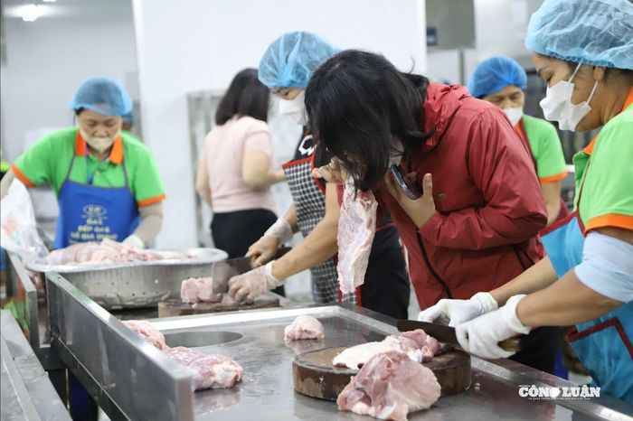 “Thời gian gần đây có nhiều thông tin khiến tôi rất bất an. Khi được mời đến tận nơi kiểm tra, tôi đồng ý ngay. Thực tế, khu sơ chế và bếp nấu khá sạch sẽ, thực phẩm có tem mác đầy đủ, nên cũng phần nào yên tâm hơn”, chị Châm chia sẻ.