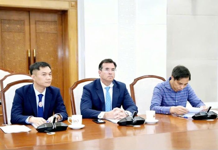 Ông Eric R. Dawicki, Chủ tịch, Giám đốc Viện Nghiên cứu Hàng hải Đông Bắc Mỹ tại buổi làm việc với UBND tỉnh Quảng Ninh về đầu tư xây dựng cảng Con Ong - Hòn Nét. Ảnh: Báo Quảng Ninh.