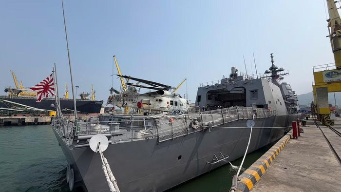Bãi đậu trực thăng và máy bay trực thăng săn ngầm ở phần sau tàu Asahi (119) của Lực lượng tự vệ trên biển Nhật Bản.