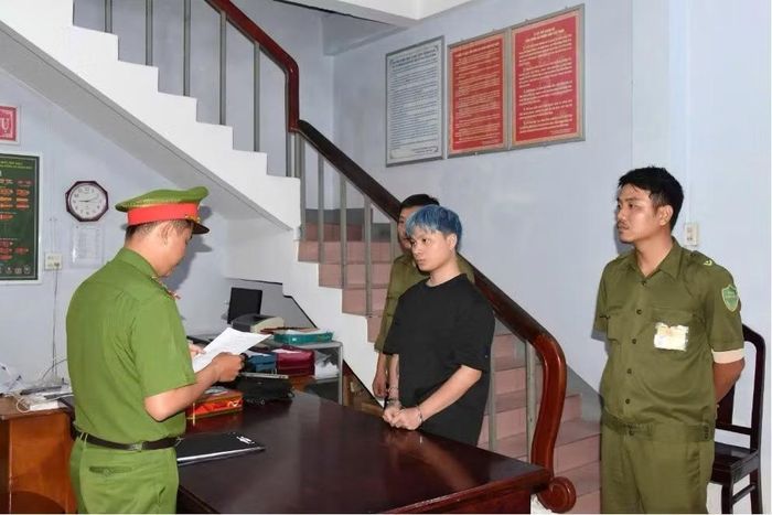 Cơ quan công an đọc lệnh bắt tạm giam Nguyễn Gia Hoàng (giữa).