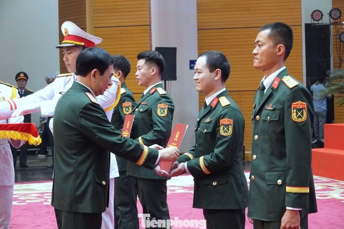 Đại tướng Phan Văn Giang trao Quyết định tuyển dụng và phong quân hàm cho Gương mặt trẻ tiêu biểu toàn quân năm 2025.