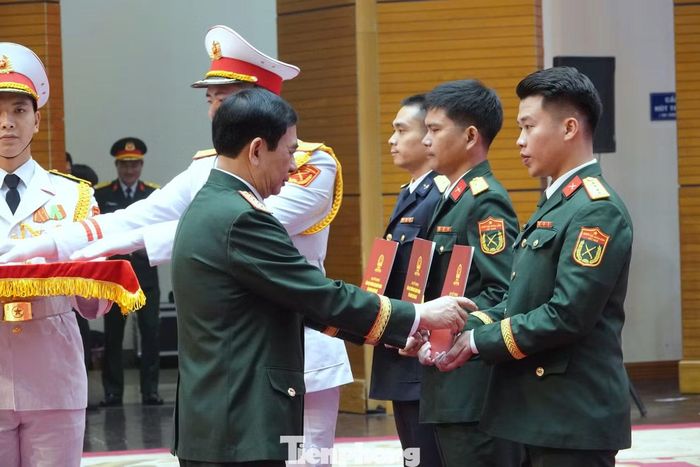 Đại tướng Phan Văn Giang trao Quyết định thăng quân hàm sĩ quan trước thời hạn cho Gương mặt trẻ tiêu biểu toàn quân năm 2025.