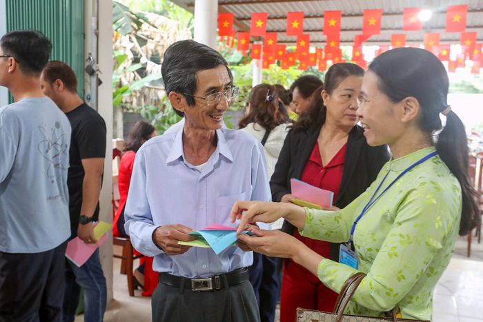 Cử tri bỏ phiếu tại khu vực bỏ phiếu số 31, phường Nam Nha Trang, tỉnh Khánh Hòa. Ảnh: Xuân Ngọc