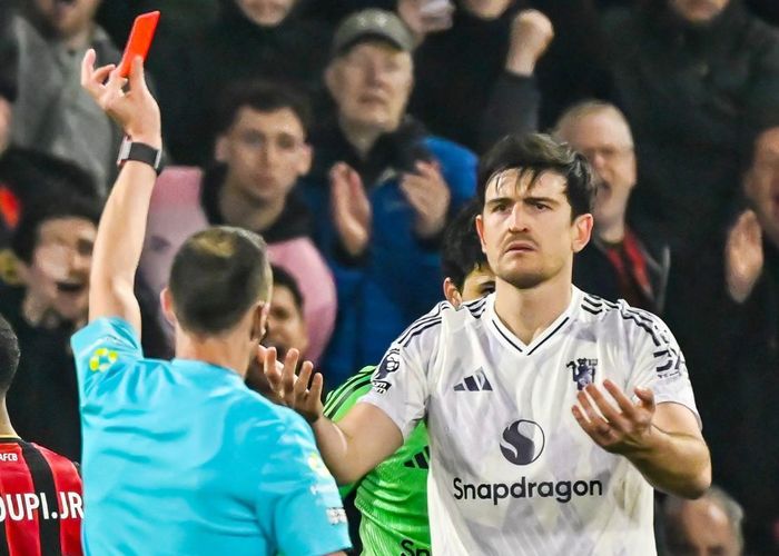 Harry Maguire bị truất quyền thi đấu ở trận gặp Bournemouth - Ảnh: SunSport