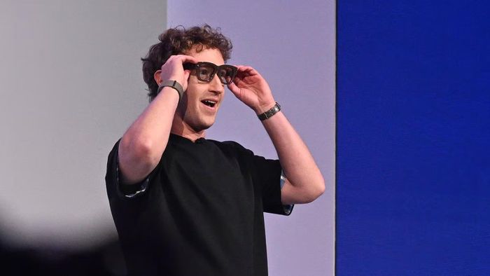 CEO Mark Zuckerberg giới thiệu kính thông minh Meta Ray-Ban Display mới, được hỗ trợ bởi trí tuệ nhân tạo, trong hội nghị Connect của công ty vào ngày 17/9/2025, tại Menlo Park, California, Mỹ. Ảnh: CNN