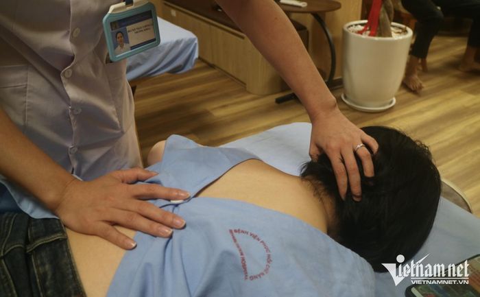 Khoảng 60-80% nhân viên văn phòng gặp triệu chứng đau cổ vai gáy. Ảnh: N. Huyền