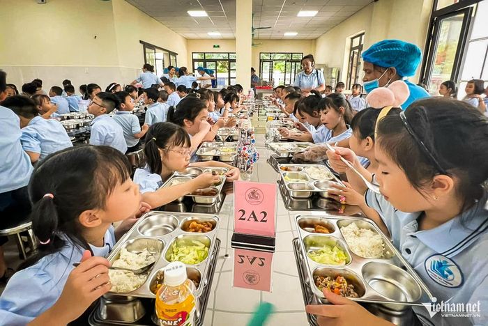 Học sinh ăn bán trú tại Trường Tiểu học Nguyễn Tất Thành