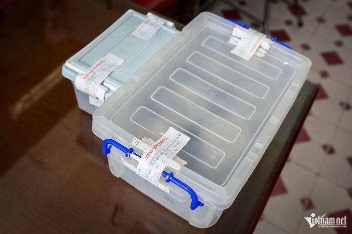 Hộp lưu mẫu thức ăn được dán niêm phong theo quy định