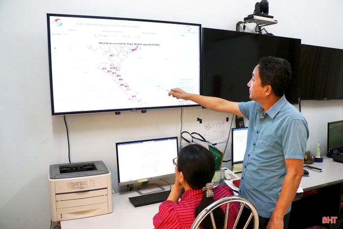 Đài Khí tượng Thủy văn Hà Tĩnh thường xuyên theo dõi diễn biến thời tiết nhằm đưa ra cảnh báo về các hiện tượng thời tiết cực đoan đến người dân kịp thời.