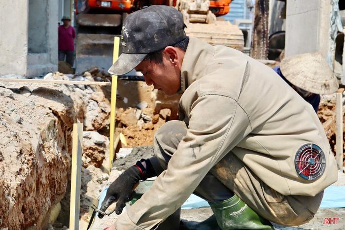 Nắng nóng sẽ gây ảnh hưởng rất lớn đến đời sống, sản xuất, nhất là đối với những nghề nghiệp thường xuyên phải làm việc ngoài trời.