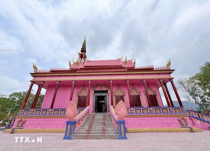 Cặp rắn thần Naga chín đầu uốn lượn dọc lối dẫn vào chính điện, biểu trưng cho sự bảo hộ và linh thiêng trong Phật giáo Nam tông Khmer. (Ảnh: Thanh Sang/TTXVN)